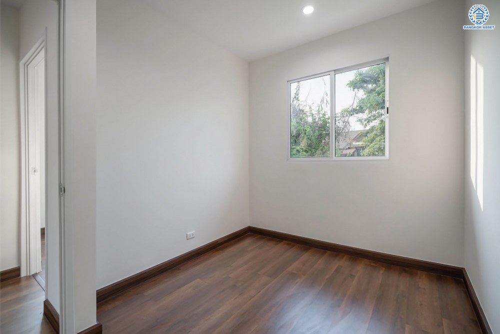 บ้านมือสองตกแต่งใหม่ โครงการ พฤกษาทาวน์เน็กซ์ ติวานนท์-พระราม5 หลังมุม เนื้อที่ 21.6 ตร.ว. ฟังก์ชัน 3 ห้องนอน 2 ห้องน้ำ 1 ที่จอดรถ พร้อมเข้าอยู่ได้ทันที บนทำเลเดินทางสะดวก ติดถนนนครอินทร์ เชื่อมต่อถนนราชพฤกษ์ ถนนกาญจนาภิเษก ใกล้จุดขึ้นทางด่วน "ศรีรัช" และรถไฟฟ้าสายสีม่วง "สถานีตลาดบางใหญ่"